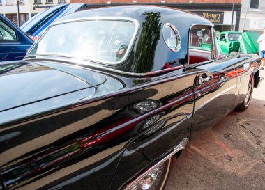 Siyah klasik bir arabanın yan görüntüsü.