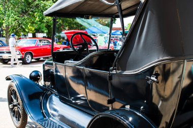 Siyah bir Model-T 'nin yan görüntüsü