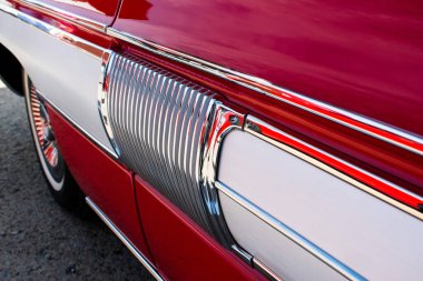 Kırmızı ve beyaz klasik bir arabanın detaylarının yan görünümü