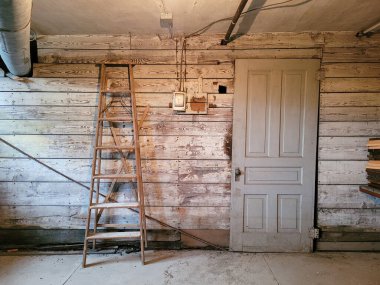 Bitmemiş eski bir bodrumda merdiven ve kapı