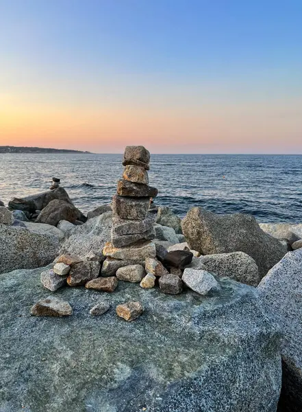 Sahilde gün batımının arka planında Cairn
