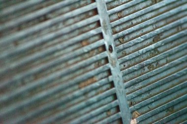 Metal bir ızgaranın detaylı yakın çekimi desenli yüzeyini ve benzersiz desenlerini gözler önüne seriyor. Görüntü endüstriyel tasarımı ve soyut kavramları vurguluyor. Arka plan ya da endüstriyel temalı projeler için ideal. Metal