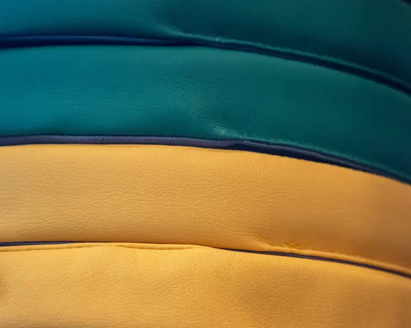 Canlı yeşil ve sarı renkli soyut tekstil katmanlarının yakın çekimi modern ve sanatsal bir görsel tasarım yaratıyor. Geçmişler, yaratıcı projeler ya da moda kavramları için mükemmel.. 