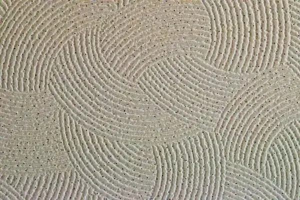 Bu resim, bir kum bahçesi ya da dalgalara benzeyen kıvrımlı çizgilerin kompleks bir iç içe geçişini sergiliyor, sakinleştirici ve meditasyon niteliğinde görsel bir deneyim yaratıyor..  