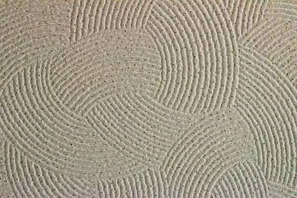 Bu resim, bir kum bahçesi ya da dalgalara benzeyen kıvrımlı çizgilerin kompleks bir iç içe geçişini sergiliyor, sakinleştirici ve meditasyon niteliğinde görsel bir deneyim yaratıyor..  