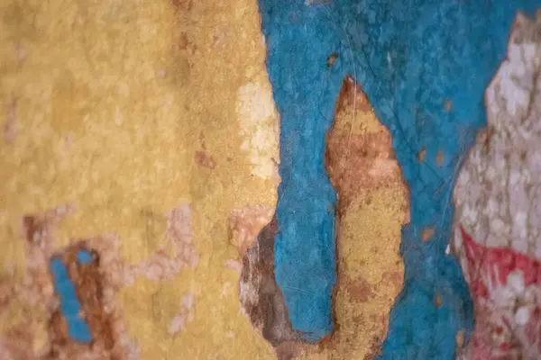 Mavi, sarı ve kırmızı tonlarda soyulmuş renklerin olduğu canlı soyut doku. Sanatsal altyapılar, kentsel tasarımlar ya da kirli ve renkli estetik gerektiren yaratıcı projeler için ideal..