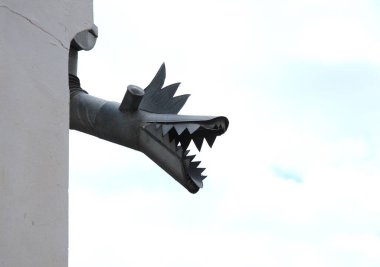 Kvgrs 'deki bir evde metal yağmur suyu ejderhası..