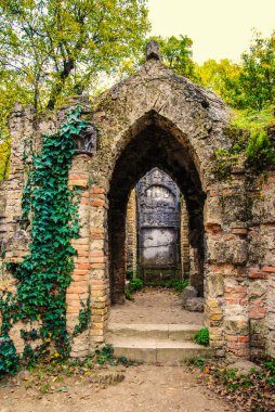 Tata 'da İngiliz bahçesinde güzel yapay kalıntılar var. Bir çok bina, kilise, akarsu.