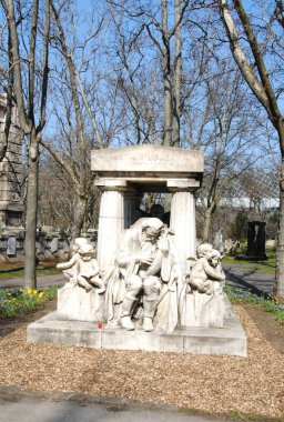 Ünlü Macar aktris ulusal panteonda güzel bir mezar taşını hak ediyor.