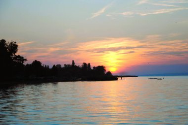  Balaton Gölü 'nde gün doğumu her zaman güzeldir. Özellikle de rıhtımdan..