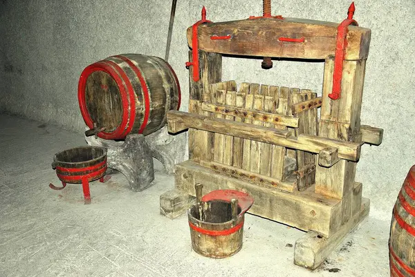 Elle hasat edildiklerinde, bu tür ahşap fıçılar ve üzüm sıkacakları şarap yapımında kullanılıyordu..