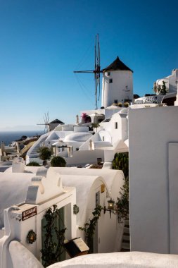 Bir yaz öğleden sonrası güneşinin ışıl ışıl parıltısıyla, Santorini 'nin cennet manzarası canlanır. Parlayan beyaz evler ve adanın kayalıklarını noktalayan geleneksel yel değirmenleri ebedi güzelliğin sembolleri olarak duruyor.. 