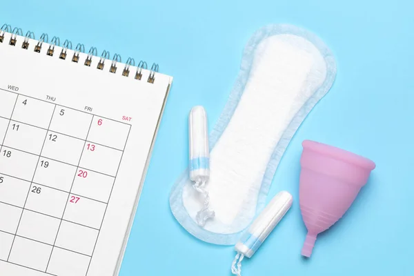 Menstruationskalender Kalender Med Kuddar Och Tamponger Blå Bakgrund — Stockfoto