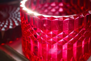 Beyaz arka planda ev yapımı lezzetli turta..