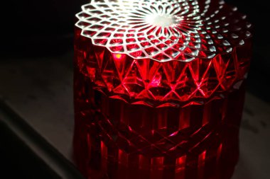 Güneş ışığında epoksi reçineden yapılmış kırmızı el yapımı bir tabut.