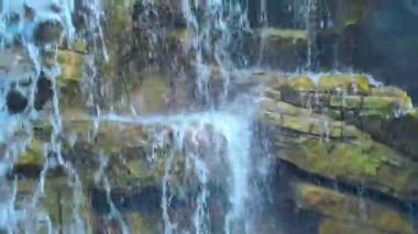 Borjomi Parkı 'nda yapılan şelale. Su kayalıklardan düşüyor. Ağustos. Yaz