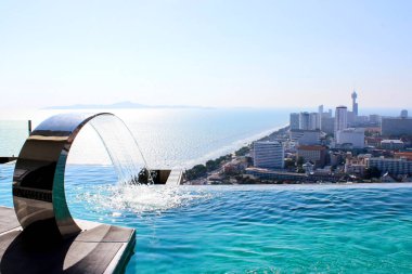 Çatıdaki zarif sonsuzluk havuzu Tayland, Pattaya 'nın panoramik manzarasını sunuyor..