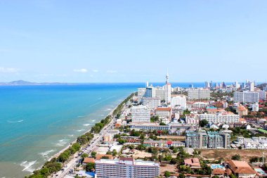 Parlak bir günde okyanus manzaraları olan canlı bir sahil kasabasının büyüleyici bir hava perspektifi.