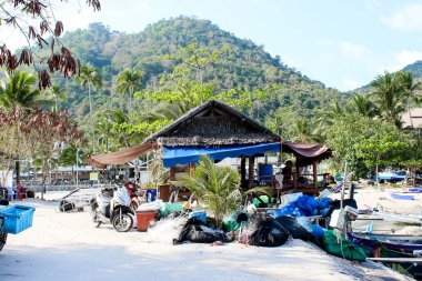 Huzurlu bir balıkçı köyü, sahil kenarında, sakin bir çevre ve manzaralı okyanus manzarası sunan.