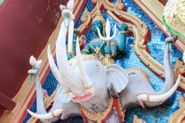 Canlı tapınaktaki heykel, karmaşık sanat ve kültür mirasını yansıtan fil ve ilahi figürü gösteriyor.