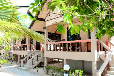 Bereketli yeşilliklerle çevrili ahşap terasları olan, tropik bir kaçış için idealdir..