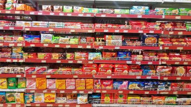 Çeşitli markaların raflarında paketlenmiş bisküviler