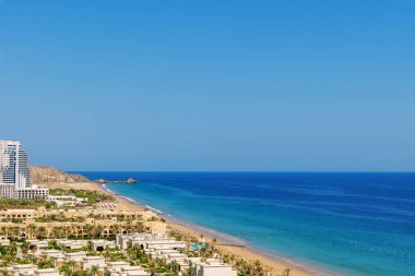 Fujairah kıyı şeridi, sahil otelleri kıyı şeridi ve açık deniz manzarası, BAE. Yüksek kalite fotoğraf