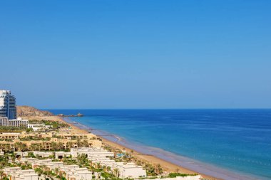 Fujairah kıyı şeridi, sahil otelleri kıyı şeridi ve açık deniz manzarası, BAE. Yüksek kalite fotoğraf