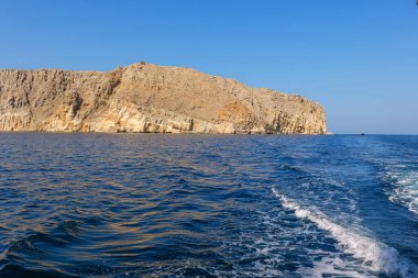 Kayalık sahil şeridi ve Musandam Yarımadası 'nın zümrüt yeşili denizi, Umman. Umman 'ın kuzey manzarasının doğal güzelliği. Yüksek kalite fotoğraf