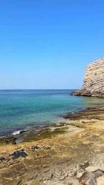 Musandam 'da kayalık kıyı şeridi ve açık turkuaz deniz, Umman. Yüksek kalite fotoğraf