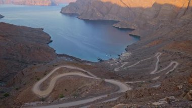 Gün batımında kayalık bir tepeden Musandam fiyortlarının panoramik görüntüsü, Khor Najd, Umman. Yüksek kalite 4k görüntü