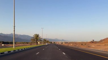 Günbatımı manzarası ve Fujairah, BAE 'de dağlar. Manzaralı sürüş. Yüksek kalite 4k görüntü