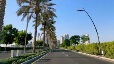 Dubai Creek Limanı, Dubai, BAE 'ye giden yolun penceresinden manzara. 2 Ekim 2024, Dubai, BAE. Yüksek kalite 4k görüntü