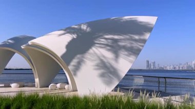 Güneşli bir günde Dubai ve Dubai Creek 'e bakan güzel bir gezinti alanı. Yüksek kalite 4k görüntü