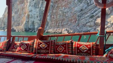  Khasab, Musandam ve Umman 'ın çarpıcı fiyortları ve kıyılarında geleneksel bir yemekle dolaşın. Yüksek kalite fotoğraf