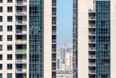 Bir grup dağcı bir gökdelenin camını temizliyor. Yüksek kalite fotoğraf