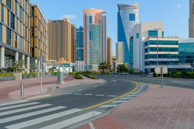 Büyük bir şehirde yaya geçidi. Dubai internet bölgesi. Yüksek kalite fotoğraf