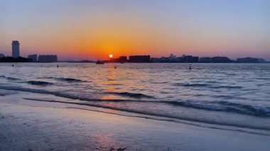 Dubai şehir plajında güzel bir gün batımı. Yüksek kaliteli FullHD görüntüler