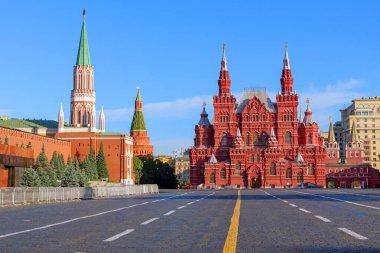 Rusya, Moskova 'daki Kızıl Meydan, Kremlin duvarları ve açık mavi gökyüzünün altındaki Devlet Tarihi Müzesi. Sembolik kaldırım taşı meydanı ünlü bir dönüm noktası ve UNESCO Dünya Mirası alanıdır.