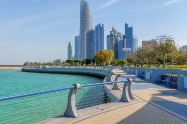 Abu Dabi, BAE 'nin gökdelenlerine bakan güzel bir gezinti alanı. Abu Dabi Corniche Parkı. Yüksek kalite fotoğraf