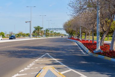 Abu Dabi, BAE 'deki Corniche caddesi. Abu Dabi Corniche parkının yakınında. Yüksek kalite fotoğraf