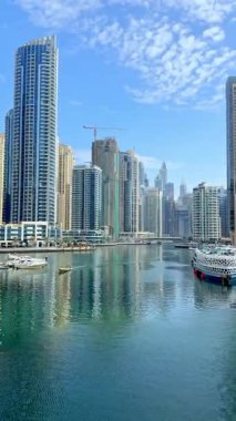 Dubai Marina, deniz kenarında evleri, yüksek kuleleri ve kozmopolit yaşam tarzı olan bir yerleşim yeri arıyor. Lüks içinde yaşamak isteyen gezginler için ideal. Mart 2025, BAE