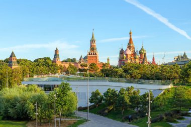 Zaryadye Parkı 'nın yeşil manzarası. Moskova' nın göbeğinde Kremlin silueti ve tarihi Kızıl Meydan tarafından çerçevelenmiş sakin bir kaçış yeri.