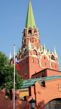 Kremlin 'in rüzgarda dalgalanan Rus bayrağıyla görüntüsü, Moskova' da popüler bir turistik ilgi odağı. Tarih, siyaset ve kültürel öneme sahip bir dönüm noktası. 10 Temmuz 2024, Moskova, Rusya