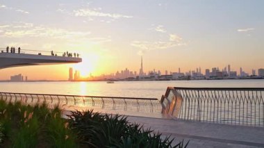 Dubai şehir merkezi ve Dubai Creek Kanalı 'nın güzel gün batımı manzarası. Yüksek kalite 4k görüntü