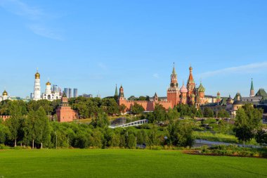 Zaryadye Parkı 'nın yeşil manzarası. Moskova' nın göbeğinde Kremlin silueti ve tarihi Kızıl Meydan tarafından çerçevelenmiş sakin bir kaçış yeri.