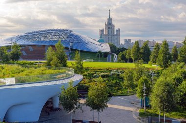 Moskova 'nın merkezinde yaz sabahı, yemyeşil ve panoramik şehir manzaralı Zaryadye Parkı. Şehir uyanmadan önce sessiz bir an.