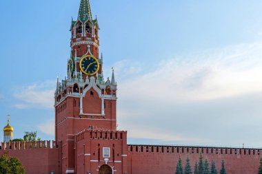 Kremlin 'in Spasskaya Kulesi, Rus tarihi ve mimari mirasının simgesi olan altın saatiyle Moskova' nın zamansız bir simgesi olarak gökyüzüne karşı dimdik ayakta duruyor.
