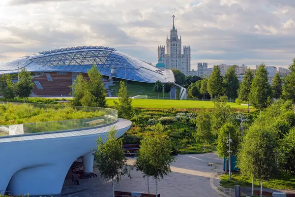 Moskova 'nın merkezinde yaz sabahı, yemyeşil ve panoramik şehir manzaralı Zaryadye Parkı. Şehir uyanmadan önce sessiz bir an.
