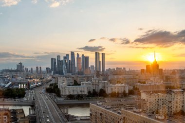 Moskova güzel bir günbatımında gökdelenler tarihi binaların üzerinde modern mimari, kültür mirası ve Rusya 'da dinamik büyüme ile gökdelenler yükseliyor. 10 Temmuz 2024, Moskova, Rusya